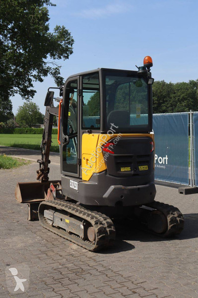 جرافة Volvo ECR25D