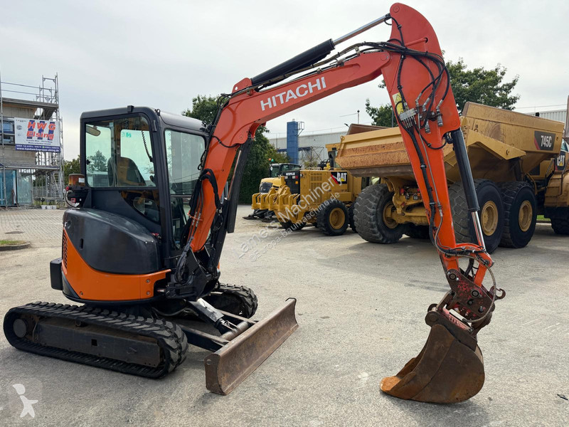 Excavadora Hitachi ZX38U .