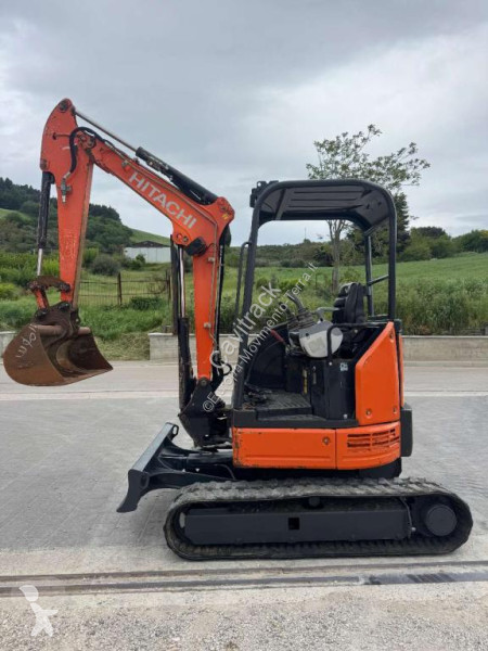 Екскаватор Hitachi ZX26U