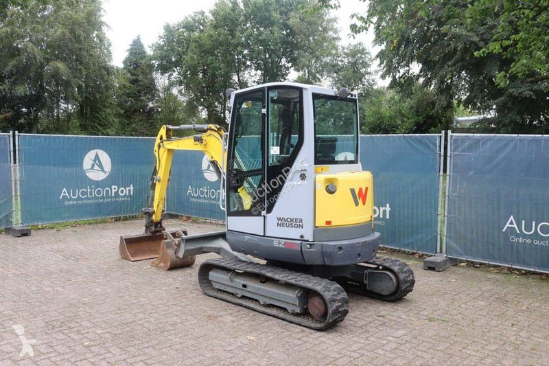 جرافة Neuson EZ26