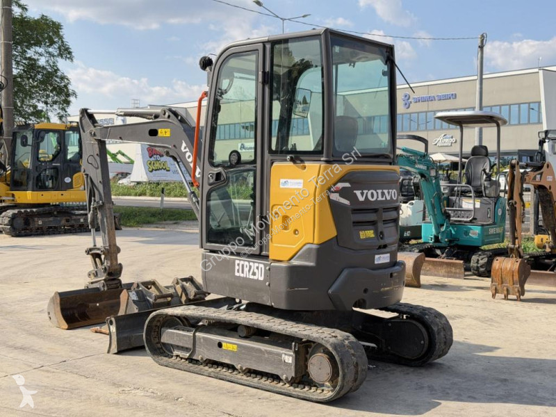 جرافة Volvo ECR25D