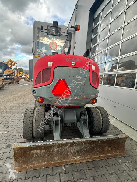 جرافة Wacker Neuson 2