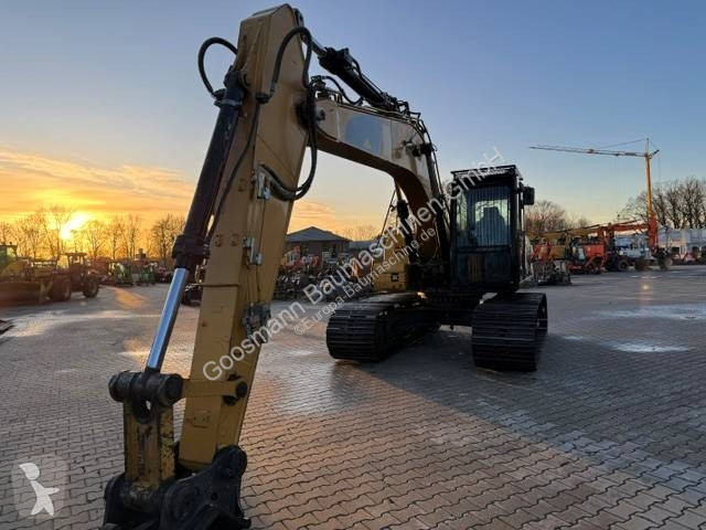 Багер Caterpillar L
