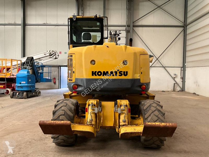 Багер Komatsu MR8