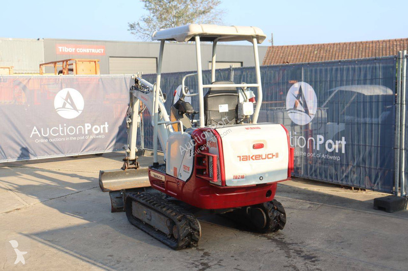 جرافة Takeuchi TB216