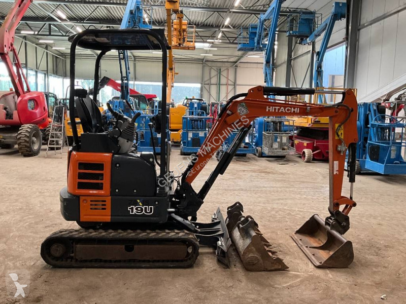 Багер Hitachi ZX 19 U-6