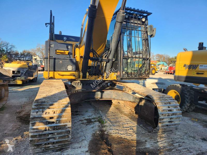 Lopatový nakládač Caterpillar ELN