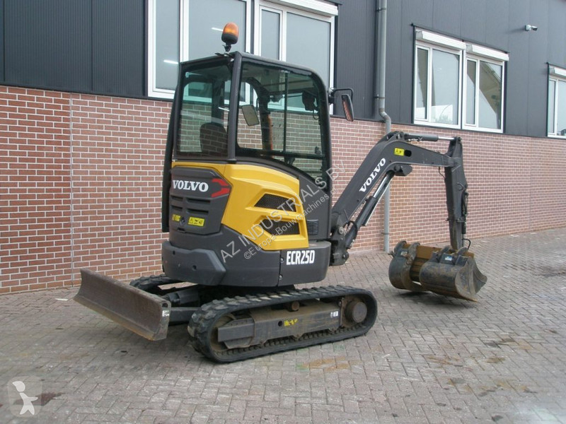 Lopatový nakládač Volvo ECR25D