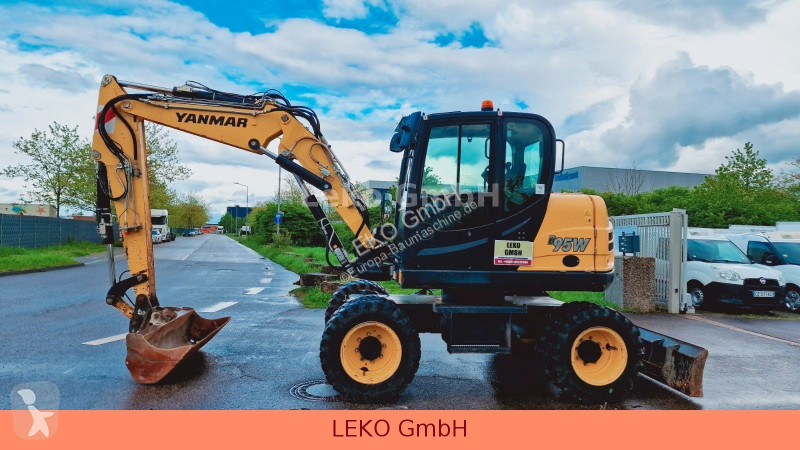 جرافة Yanmar B 95W Mit Drei Löffeln und Ein Hammer