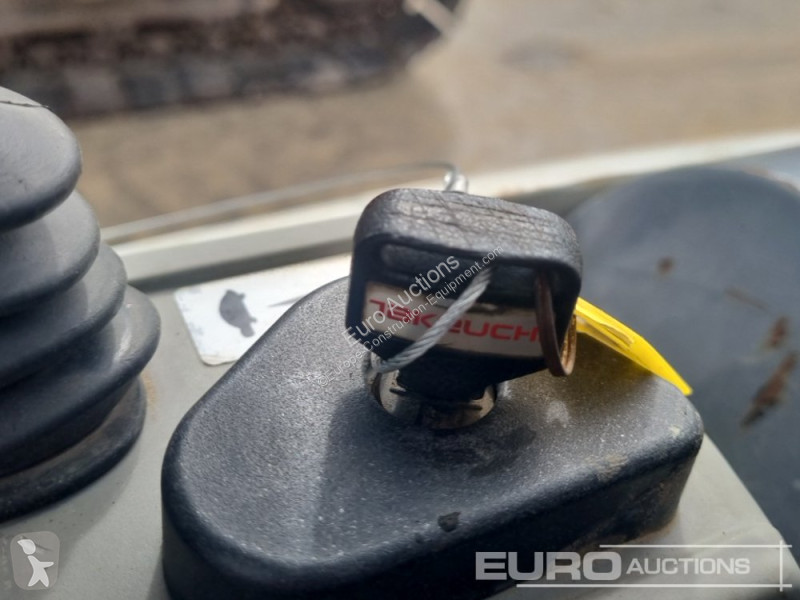 Escavadora Takeuchi TB216