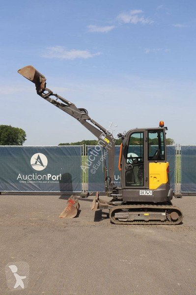 جرافة Volvo ECR25D