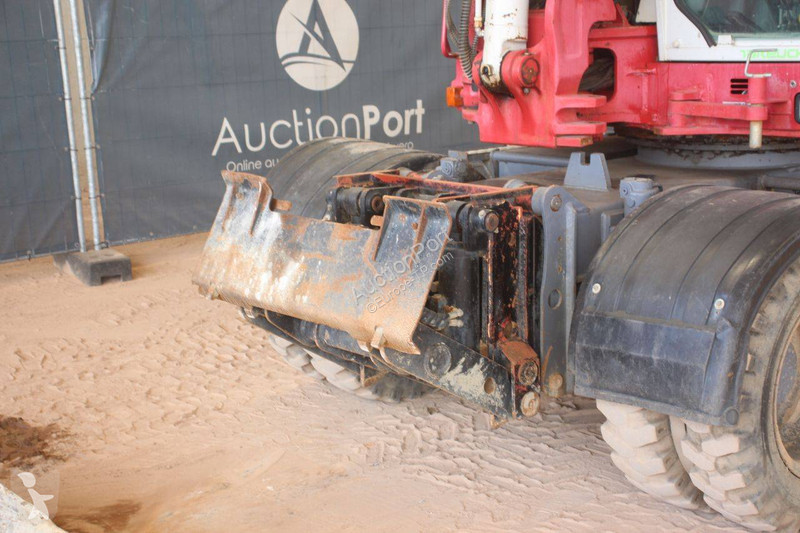 جرافة Takeuchi TB295W
