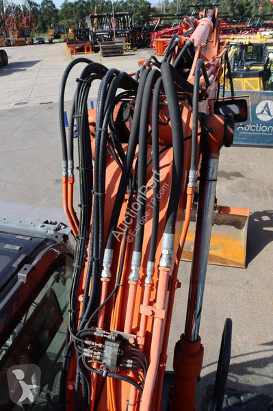 جرافة Hitachi ZX140W-6