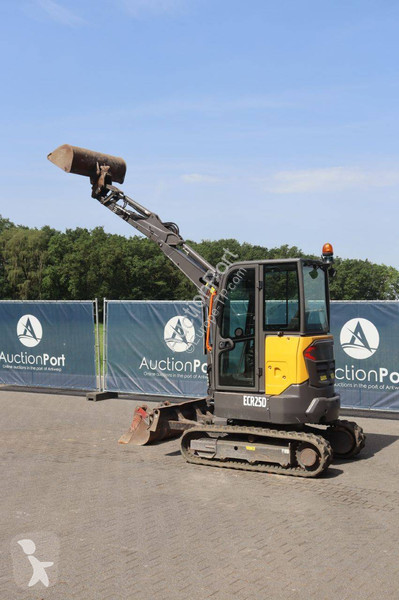 جرافة Volvo ECR25D