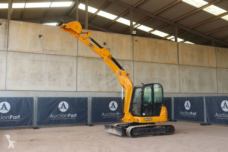جرافة JCB 8056