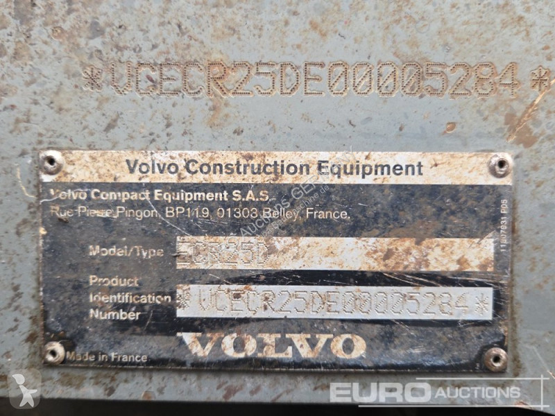 Багер Volvo ECR25D