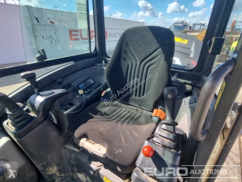 جرافة Volvo EC27D