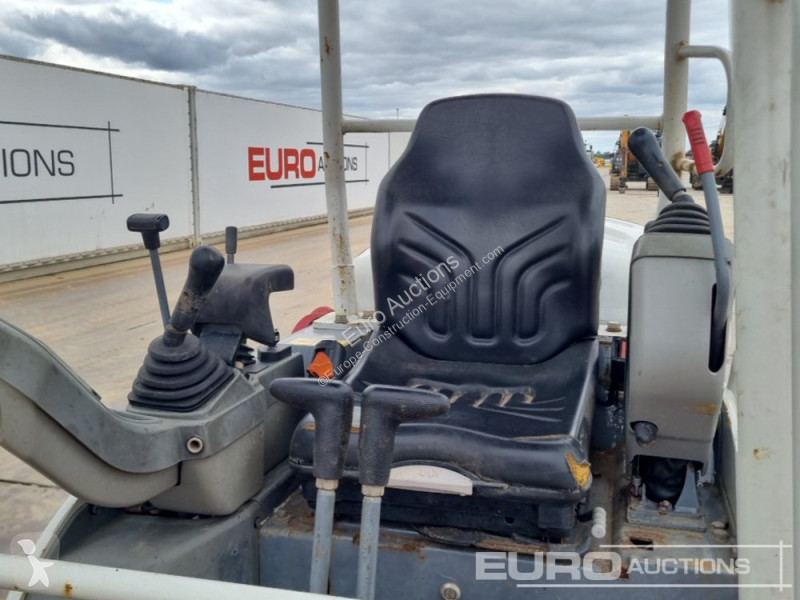 Escavadora Takeuchi TB216