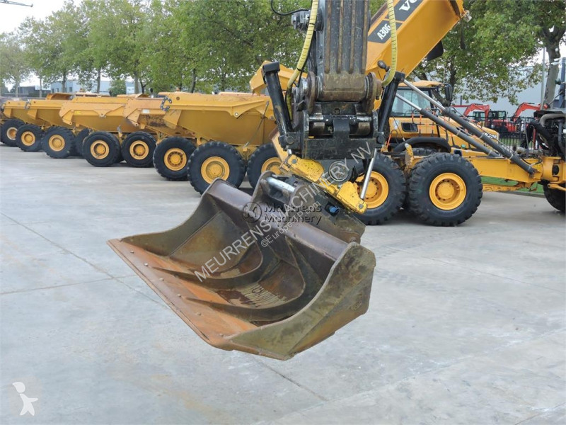 Багер Volvo ECR235