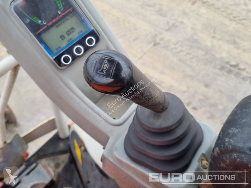 Escavadora Takeuchi TB215