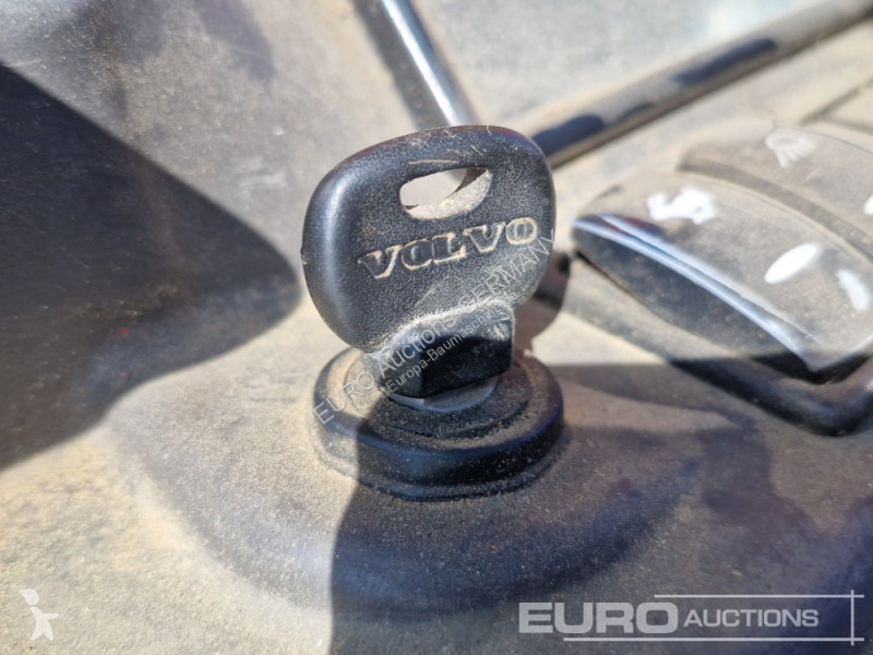 جرافة Volvo ECR25D