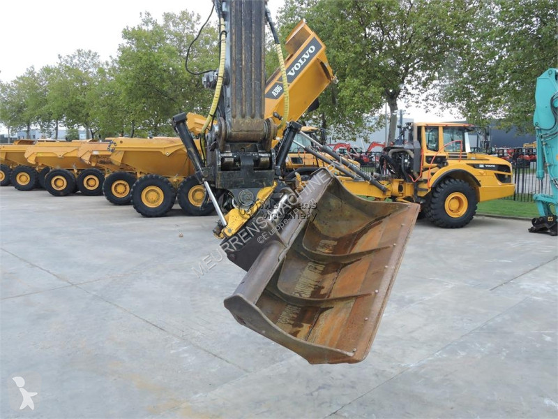 Багер Volvo ECR235