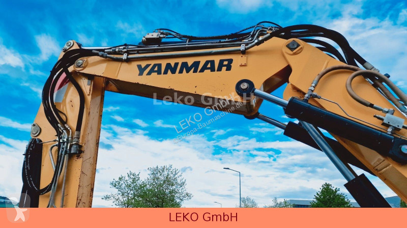 جرافة Yanmar B 95W Mit Drei Löffeln und Ein Hammer