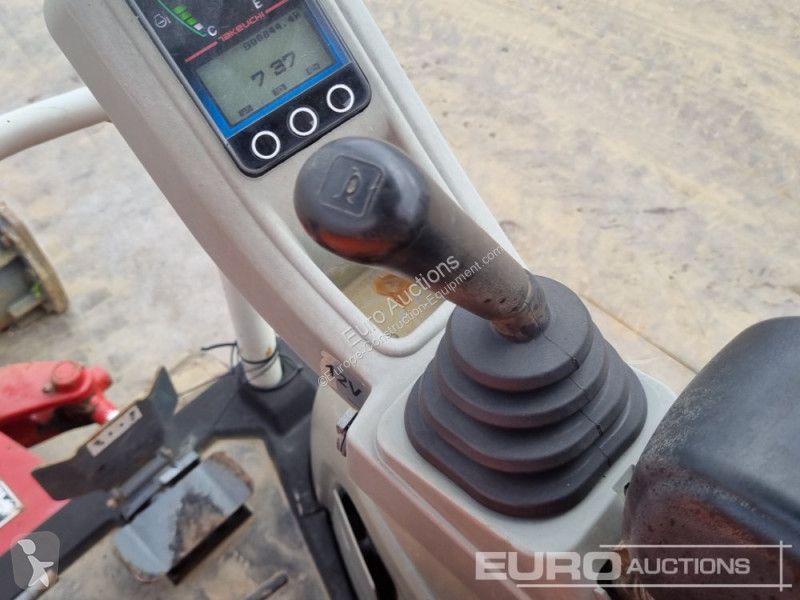 Escavadora Takeuchi TB216