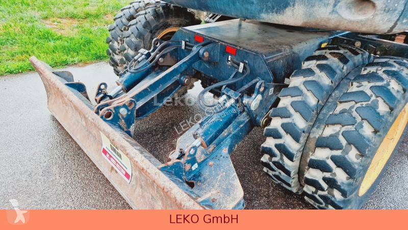 جرافة Yanmar B 95W Mit Drei Löffeln und Ein Hammer
