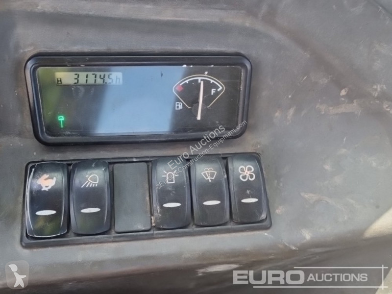 جرافة Volvo EC27D