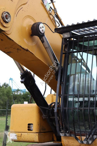 جرافة Caterpillar UHD