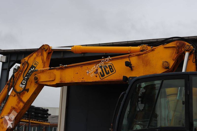 جرافة JCB