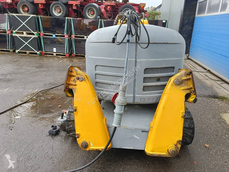 Skovl Brokk 330 remote demolition robot sloop...