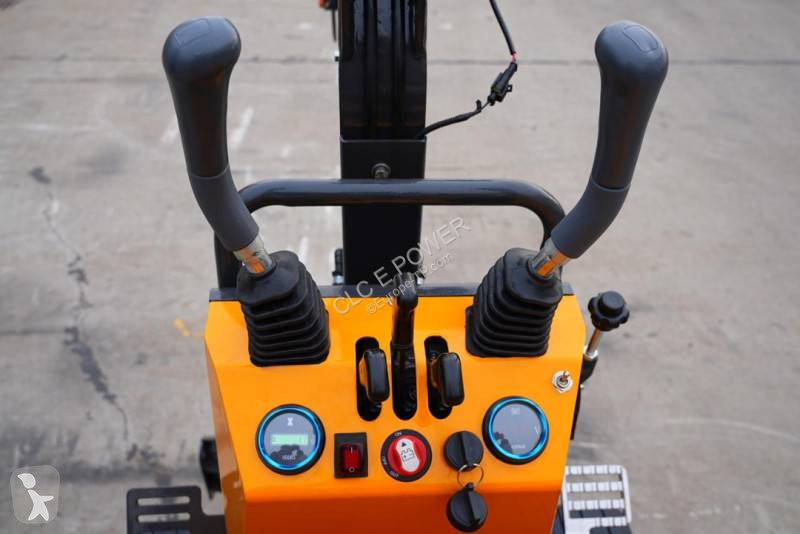 Lopatový nakládač CLC Mini Pelle T 700