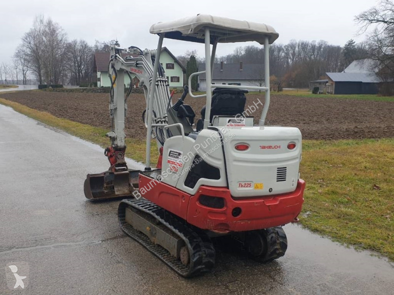 Escavadora Takeuchi TB 225