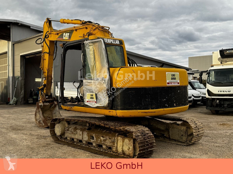 Rýpadlo Caterpillar 311C Mit Zwei Löffeln