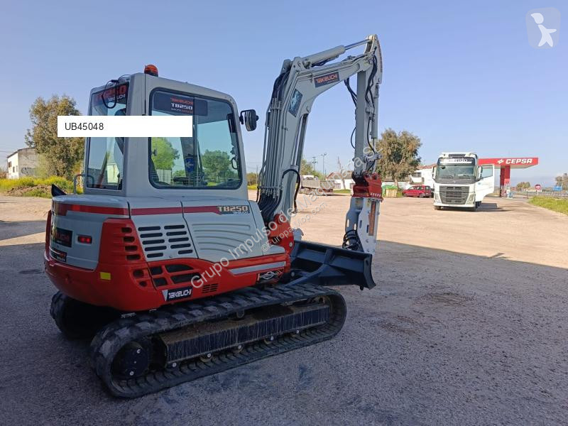 Escavadora Takeuchi