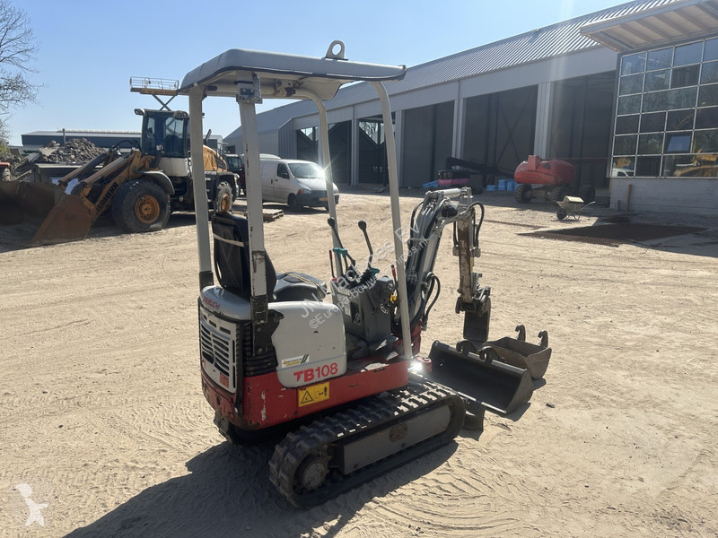 Excavadora Takeuchi 3 buckets