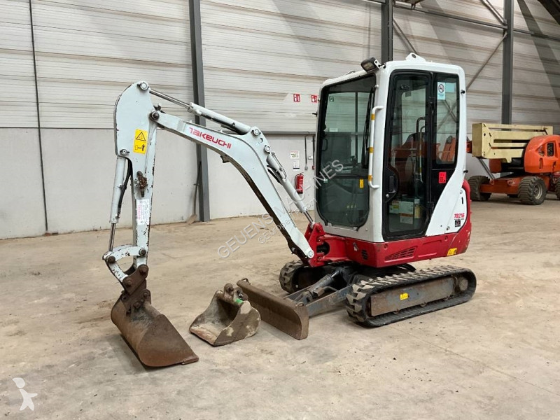 Escavadora Takeuchi TB 216