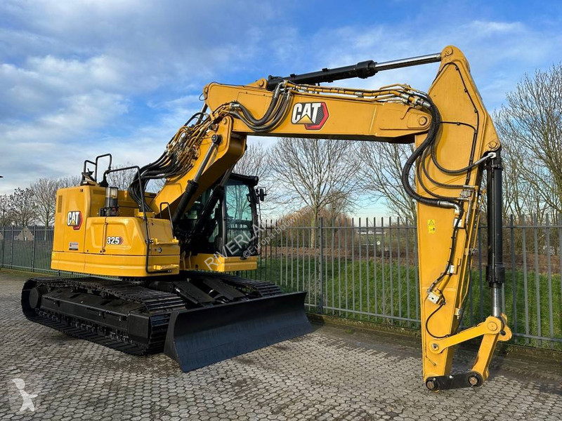 Graafmachine Caterpillar 325 with dozerblade...