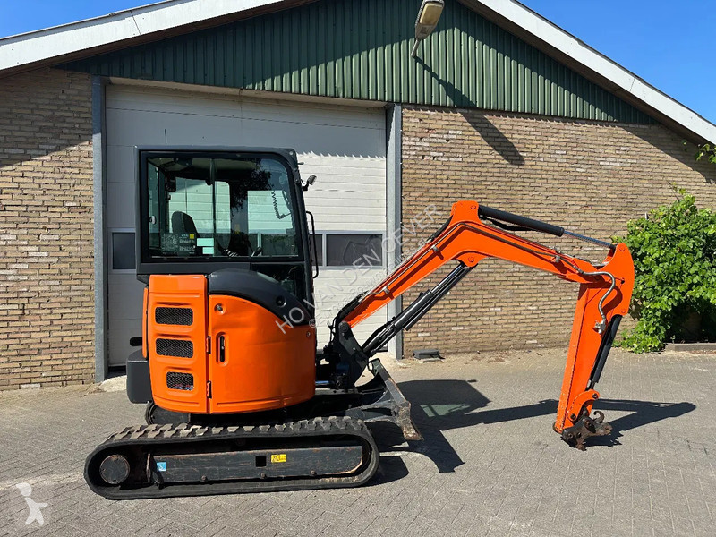 Escavadora Hitachi ZX26U-6CR