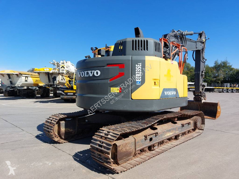 Escavadora Volvo ECR 235 E
