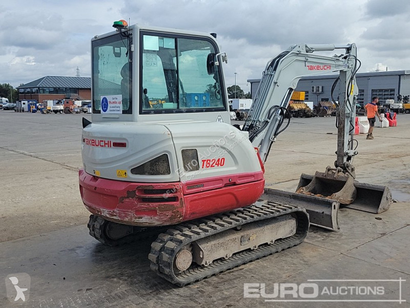 Escavadora Takeuchi TB240