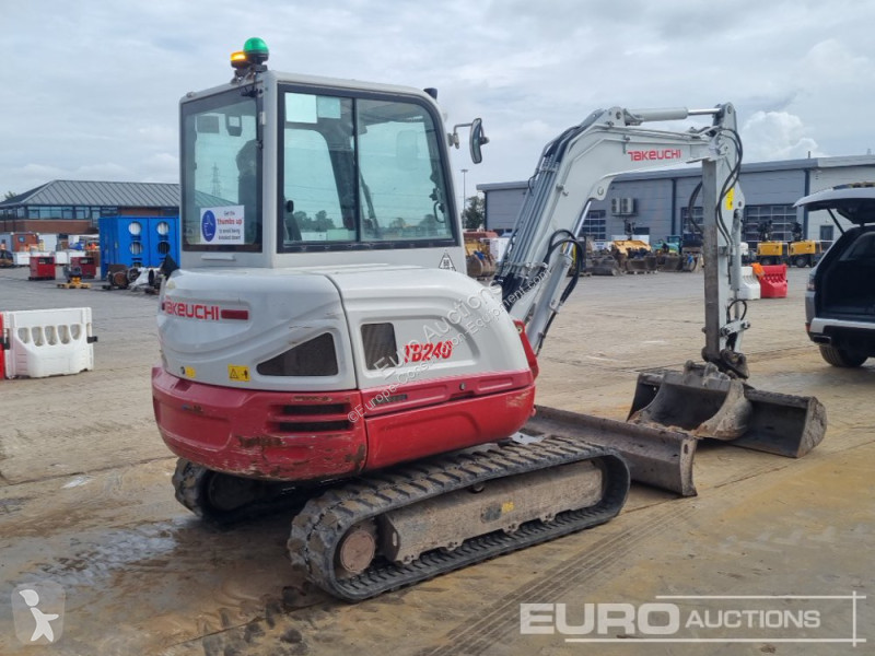 Escavadora Takeuchi TB240
