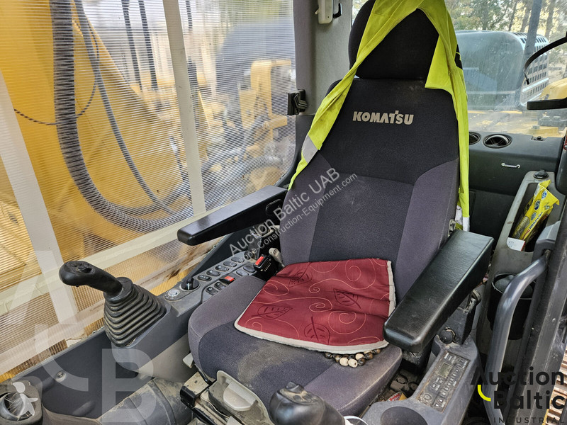 جرافة Komatsu 11