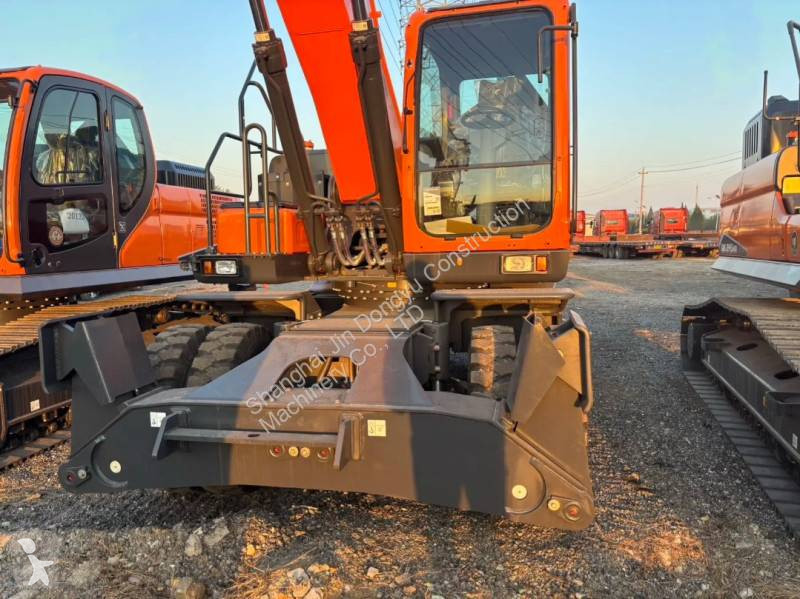 Lopatový nakládač Develon DX210W
