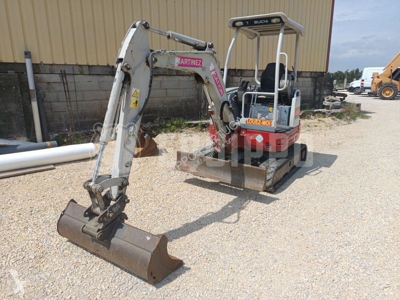 Escavadora Takeuchi with 3 excavator buckets