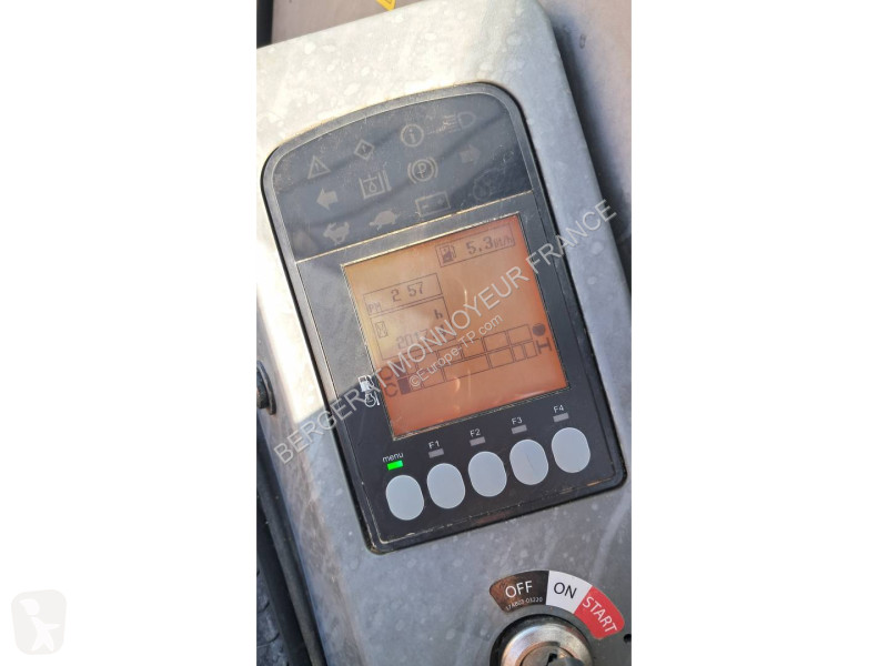 جرافة Yanmar SV100-2 PB