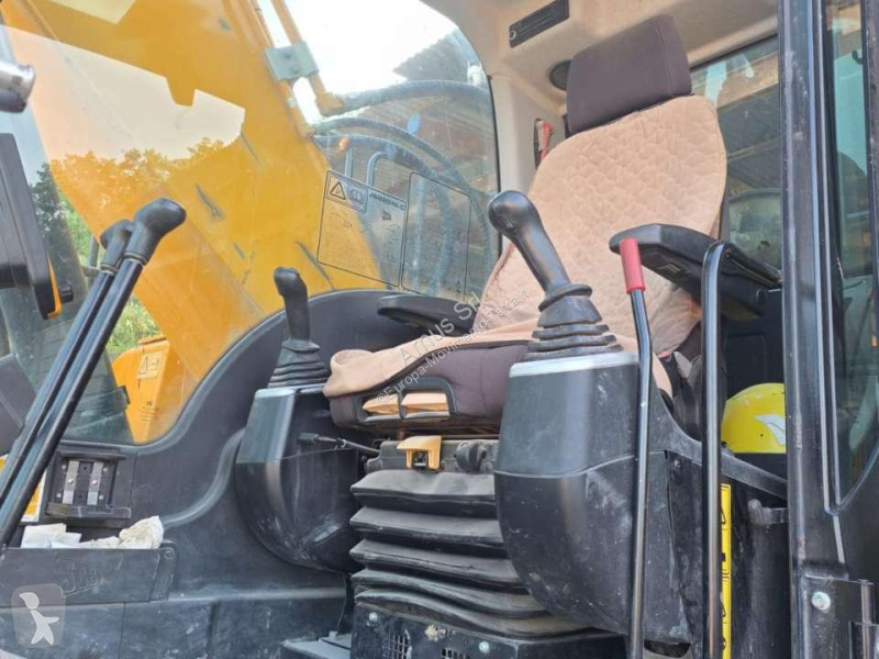 Lopatový nakládač JCB