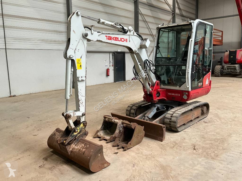 Lopatový nakládač Takeuchi 230